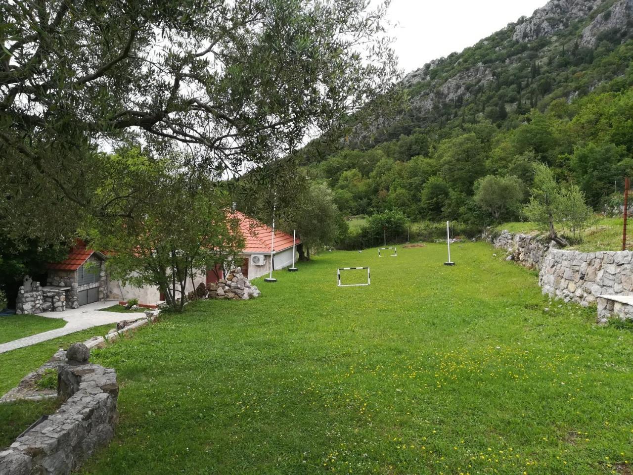 Forest Apartments Kotor Eksteriør billede